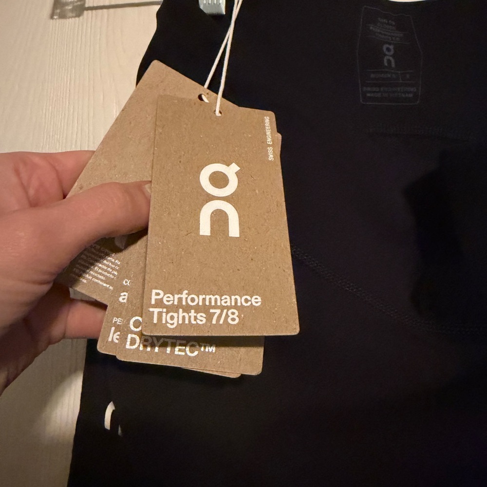 On Running Black Performance calf leggings - Picture 4 of 5